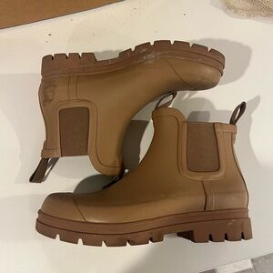 Everlane rain boot in tawny brown
